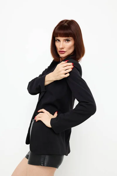 Vacker kvinna attraktiv blick poserar svart jacka mode Livsstil oförändrad — Stockfoto
