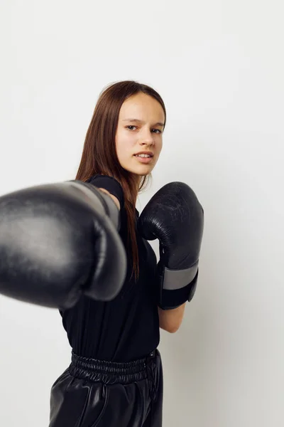 Mooi meisje in zwart sport uniform bokshandschoenen poseren fitness training — Stockfoto