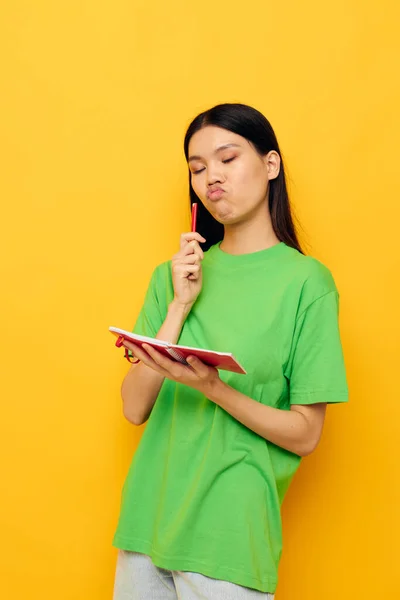 Portrait Asiatique belle jeune femme ordinateur portable et stylo apprentissage éducation fond jaune inchangé — Photo