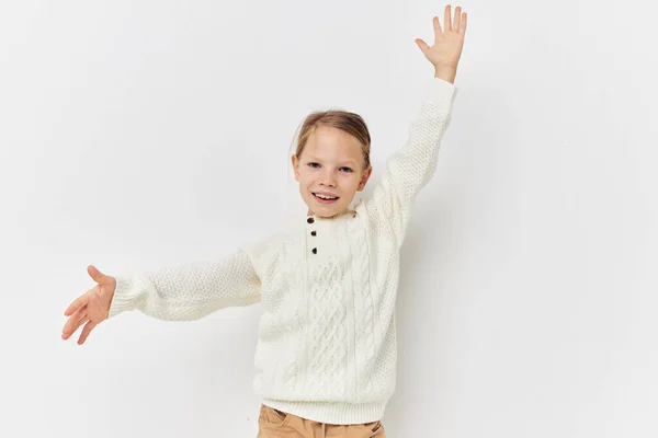 Portrét šťastné usměvavé dítě dívka oblečení módní světlé pozadí — Stock fotografie