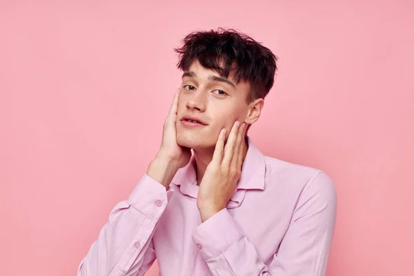 Foto de novio joven romántico en una camisa rosa haciendo gestos con las manos Estilo de vida inalterado — Foto de Stock