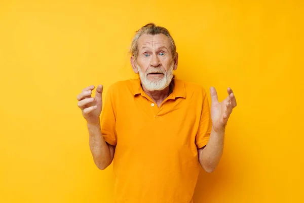 写真の退職老人手ジェスチャー灰色ひげ楽しいモノクロショット — ストック写真
