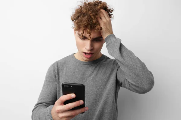 Kinky guy talking on the phone posing emotions isolated background — Fotografia de Stock