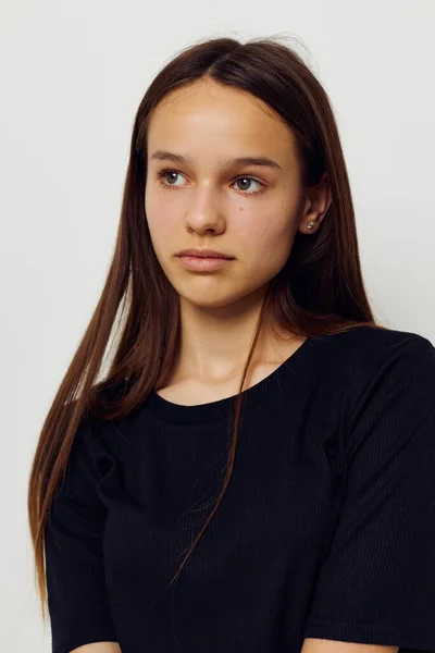 Junge Frau langes Haar schwarzes T-Shirt Emotion Lebensstil unverändert — Stockfoto