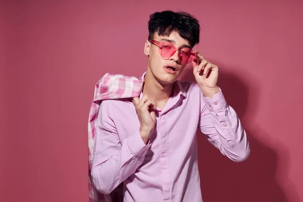 Молодий чоловік впевнений у собі рожева мода блейзера, що позує рожевий фон незмінним — стокове фото