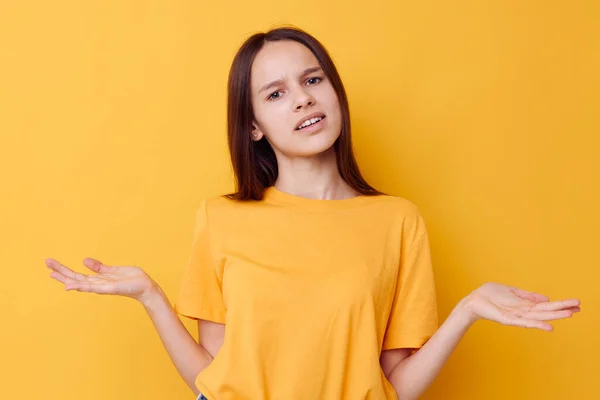 Menina bonita posando moda Estilo de juventude casual desgaste Estilo de vida inalterado — Fotografia de Stock