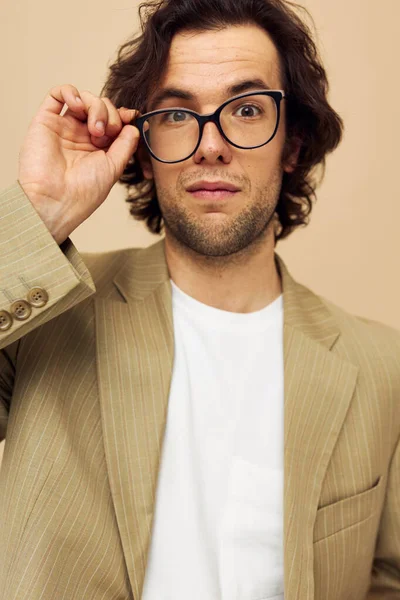 Pohledný muž v obleku pózovat emoce nosit brýle izolované pozadí — Stock fotografie