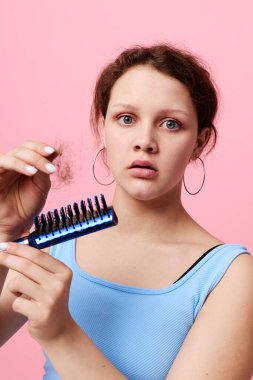 Güzel bir kadın saçlarını tarıyor iğreniyor saç kaybı izole edilmiş arka plan değiştirilmemiş