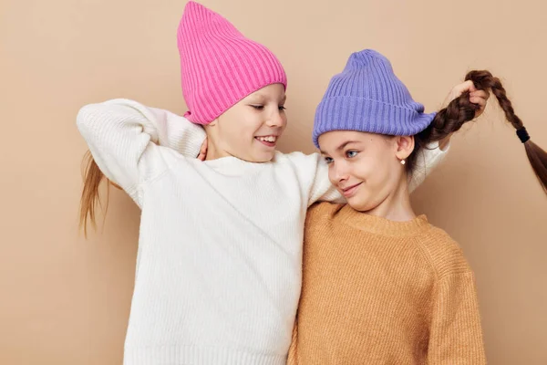 Dvě legrační holčičky v barevných kloboucích — Stock fotografie