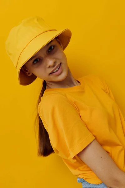 Mujer joven optimista en un sombrero amarillo Ropa casual de estilo juvenil fondo aislado — Foto de Stock