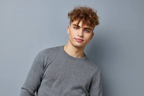 Schöner junger Mann posiert stilvolle Kleidung Modell isoliert Hintergrund — Stockfoto