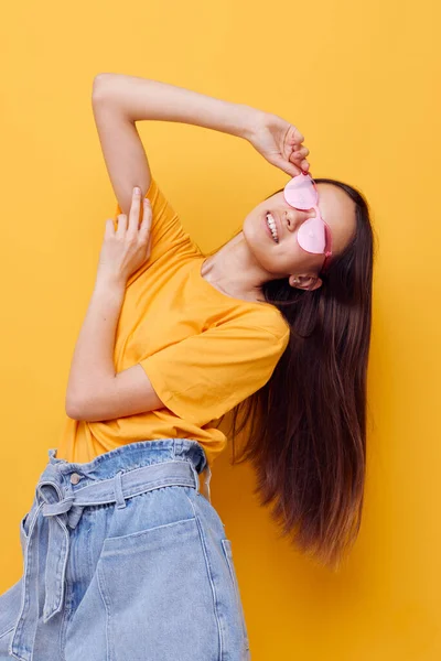 Otimista jovem mulher rosa óculos estilo juventude casual desgaste isolado fundo — Fotografia de Stock