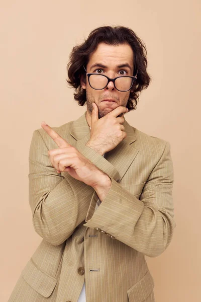 Pohledný muž s brýlemi emoce gesto ruce pózovat béžové pozadí — Stock fotografie