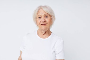 Gülümseyen yaşlı kadın portresi izole edilmiş beyaz tişört