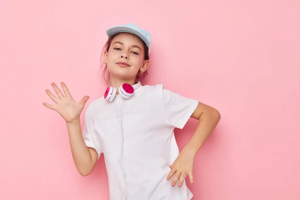 Linda chica usando auriculares posando emociones infancia inalterada — Foto de Stock