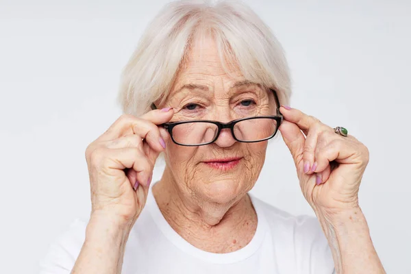 Anciana problemas de visión con gafas aisladas de fondo — Foto de Stock
