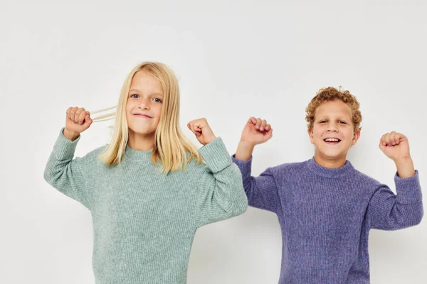 Retrato de crianças bonitos abraço entretenimento posando amizade Estilo de vida inalterado — Fotografia de Stock