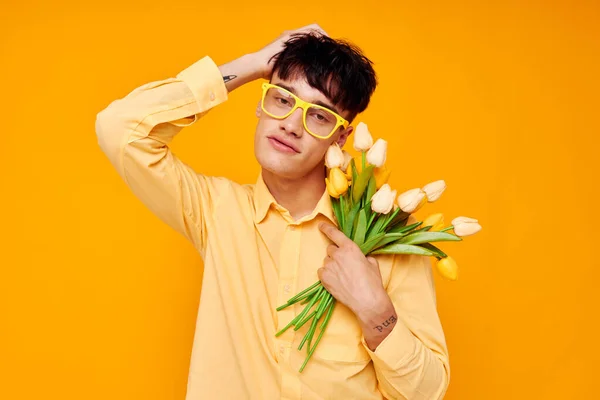 노란 안경을 쓴 낭만적 인 젊은 남자 친구의 사진 변경되지 않은 꽃다발 과 꽃 생활 방식 — 스톡 사진