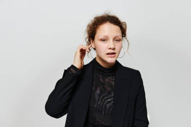 Güzel kadın zarif tarz siyah ceket yaşam tarzını değiştirmeden poz veriyor