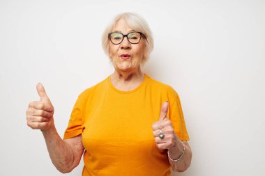 duygusal yaşlı kadın görme sorunları gözlük ışığı arka planda