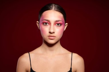 Seksi esmer kadın gülümseme makyaj çekici pembe arka plan değişmemiş