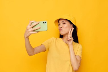 Güzel esmer, elinde bir telefon var. Yaşam tarzı teknolojisi. Geçmişi değiştirilmemiş.