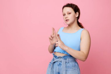 Neşeli kadın, yakın çekim duygularını bozar. Küpeler, soyutlanmış arka planlar oluşturur.