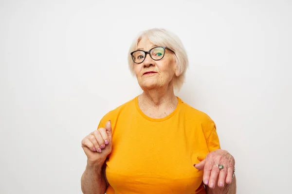 Emocional anciana problemas de visión con gafas fondo de luz — Foto de Stock