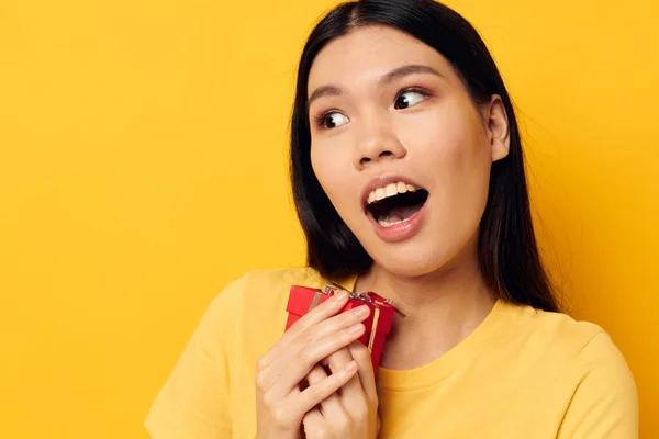 Donna con aspetto asiatico Piccola scatola regalo rossa divertente Stile di vita inalterato — Foto Stock