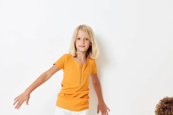 Vidám kislány alkalmi ruhák gyermekkori stúdió — Stock Fotó