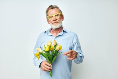 İzole edilmiş arka planda duran sarı çiçek buketi.