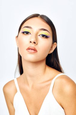 Genç ve çekici bir kadın. Moda modelliği yapıyor.