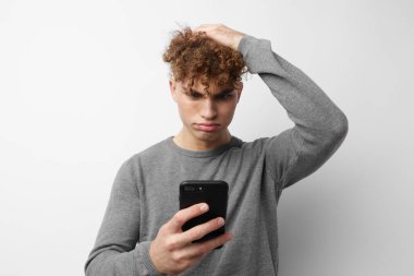 Yakışıklı adam telefonda konuşuyor. Duygularını dışa vuruyor.