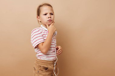 Gülümseyen sevimli kız kulaklıkları teknoloji pozu vermek eğlenceli.