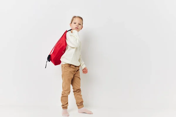 Güzel genç kız okul kırmızı sırt çantası izole edilmiş arka plan — Stok fotoğraf