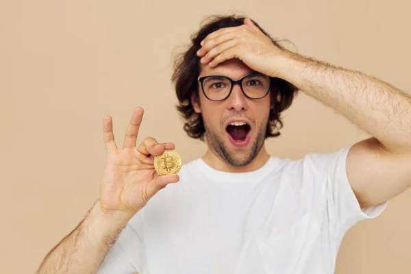 Muž v bílém tričku s kryptoměn Bitcoin životní styl beze změny — Stock fotografie