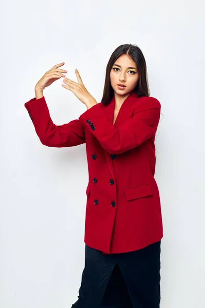 Potret wanita cantik dengan jaket merah kosmetik senyum gaya hidup tidak berubah — Stok Foto
