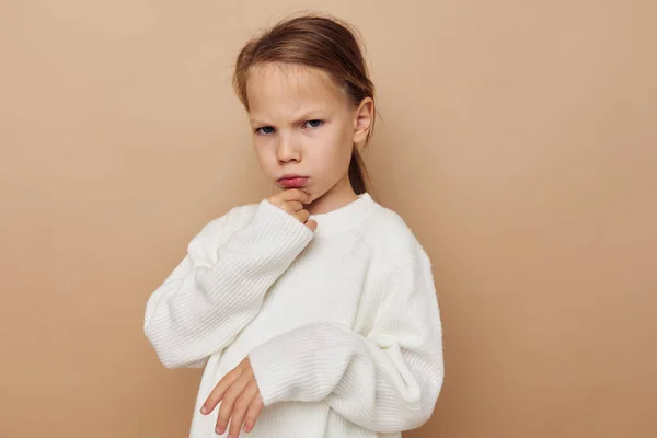 Bonita joven en suéter blanco posando gestos de la mano de la infancia inalterada — Foto de Stock