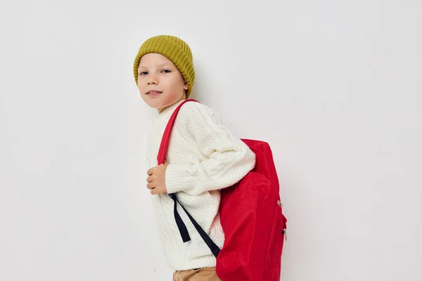 Hezká mladá dívka škola červená batoh pózování životní styl beze změny — Stock fotografie