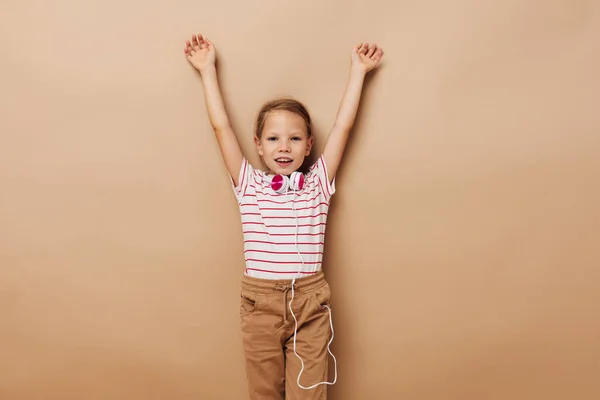 Menina alegre ouvir música com fones de ouvido diversão infantil — Fotografia de Stock
