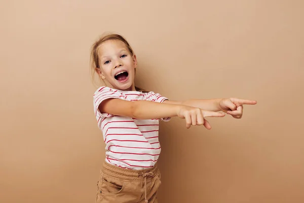 Vidám lány pózol gyermekkori divat elszigetelt háttér — Stock Fotó