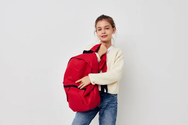 Pequena estudante com mochila vermelha posando Estilo de vida inalterado — Fotografia de Stock