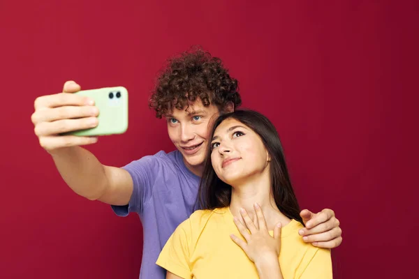 Giovane uomo e ragazza stile moderno emozioni divertimento telefono Stile giovanile — Foto Stock
