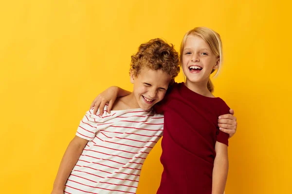 Twee vreugdevolle kinderen casual wear games leuk samen geïsoleerde achtergrond — Stockfoto