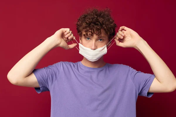 Jovem cara máscara médica proteção posando fundo isolado inalterado — Fotografia de Stock