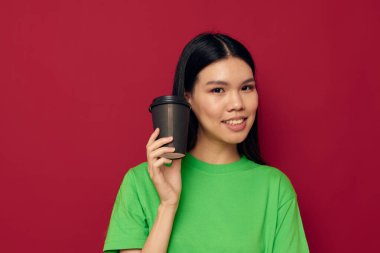 Yeşil tişörtle poz veren güzel esmer tek kullanımlık siyah gözlüklü değişmemiş yaşam tarzı