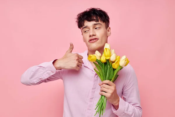 Fotografie romantického mladého přítele kytice žlutých květin romantika představovat módní růžové pozadí beze změny — Stock fotografie