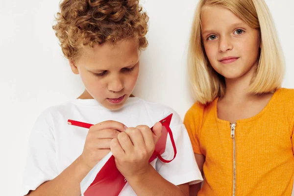 Sevimli anaokulu çocukları kalem kalem yanında durur duygularını çizer renk arkaplanı değişmez