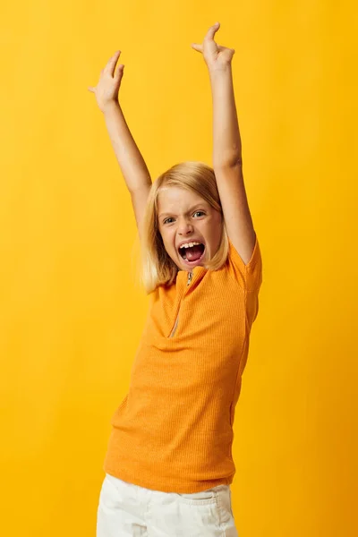 Vrolijk meisje met blond haar gebaren met haar handen — Stockfoto