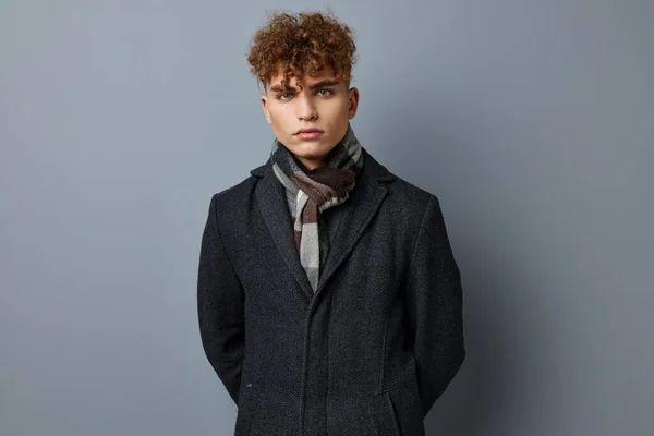 Atraktivní muž Černý kabát představuje módní izolované pozadí — Stock fotografie
